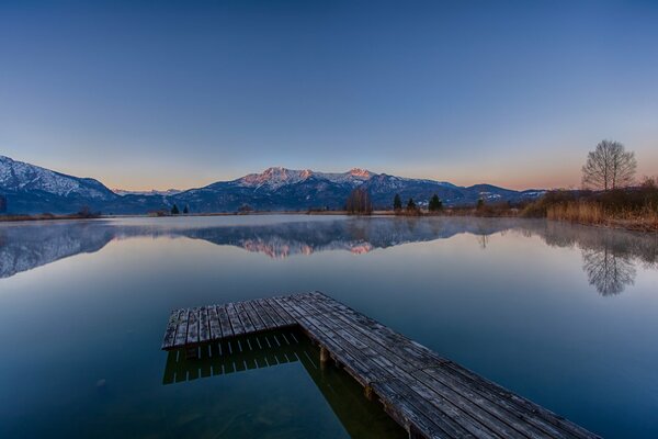 Amanecer en el lago con vistas a la montaña