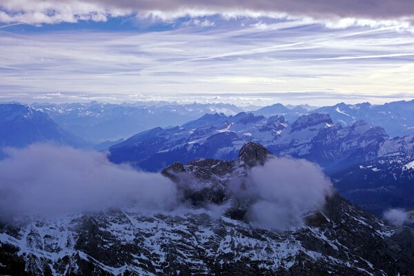 Paisaje de montaña del cielo azul