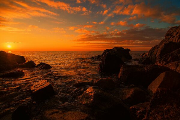Paesaggio del tramonto Marino e luce sulle pietre