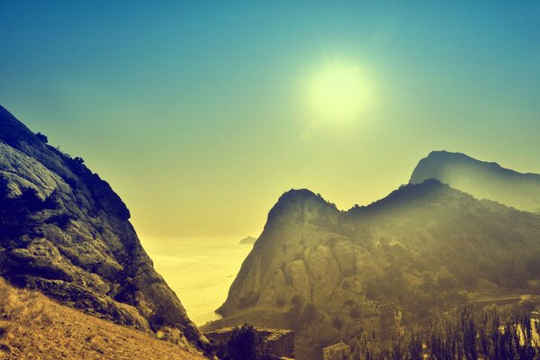 Paisaje azul amarillo en las montañas