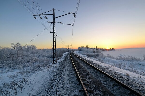 Wintermorgendämmerung bei der Eisenbahn