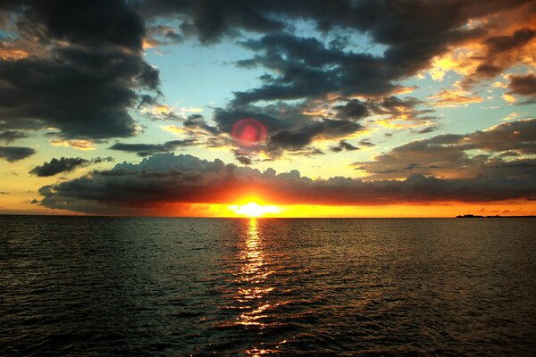 Bunter Sonnenuntergang am Meer