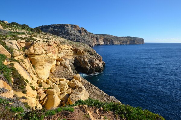 Klippen am blauen Meer