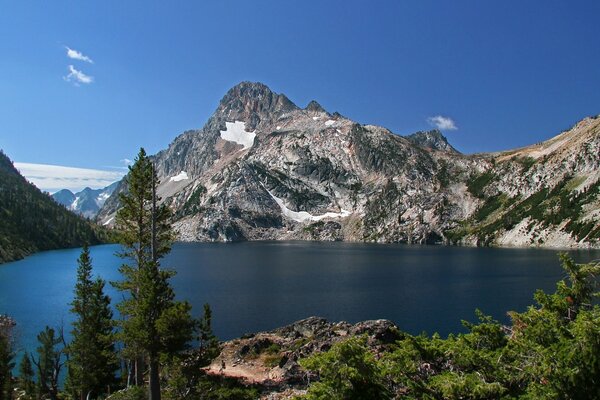 Vista desde la cima del lago de montaña