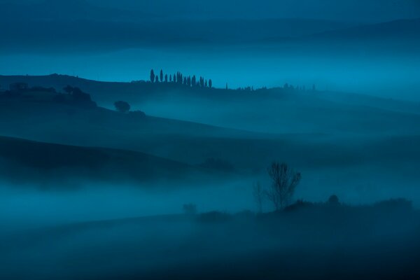 Brouillard matinal sur les montagnes et les champs