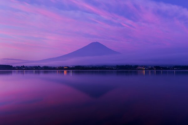 La serenidad Oriental del atardecer en las nubes