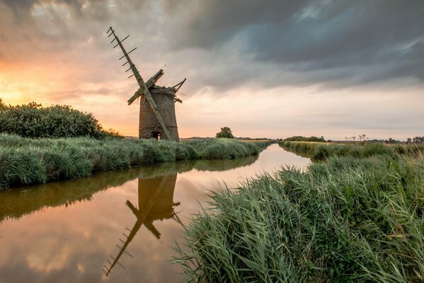 Eine verlassene Mühle. Fluß. Sonnenuntergang