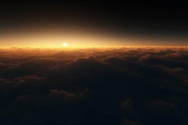 Nuages de nuit dans le coucher de soleil doré