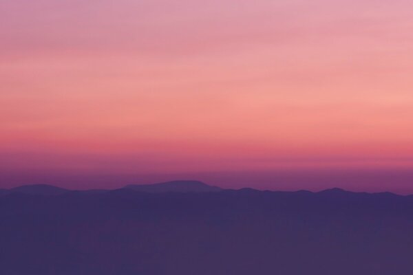 Belles collines sur fond de coucher de soleil