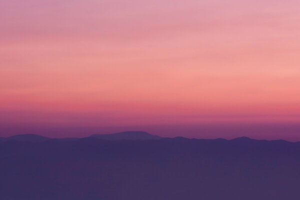 Belle colline sullo sfondo del tramonto