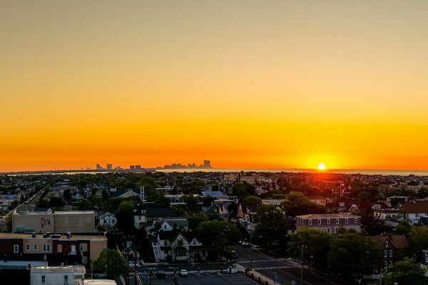 Sonnenuntergang von den Dächern der Stadt