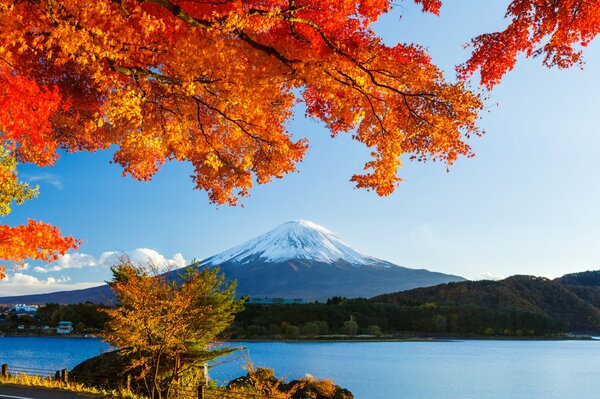 Berge und Seen in Japan im Herbst