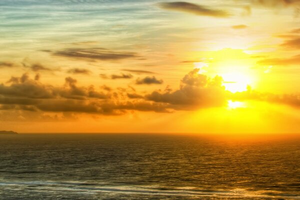 Soleil du soir et coucher de soleil sur la mer