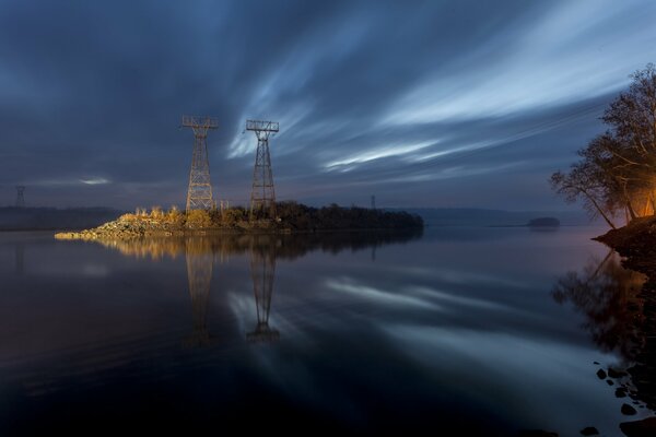 Reflejo del cielo nocturno en la superficie del río