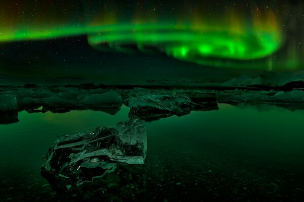 Ночь северного сияния в Исландиипейза