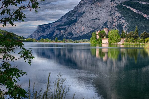 Das Schloss von Toblino inmitten des Sees Wasseroberfläche