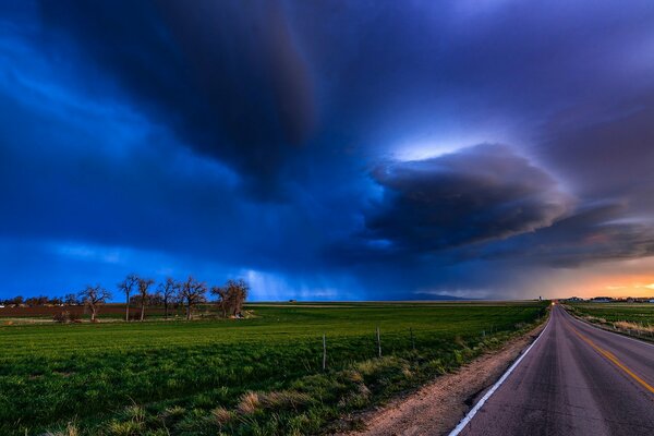 The road that goes into the distance. the sky is in the clouds