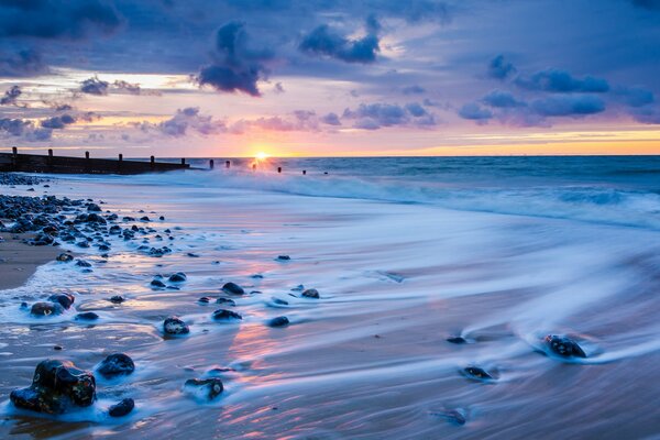 Surf marin au coucher du soleil