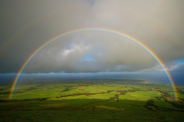 Arco iris sobre la tierra