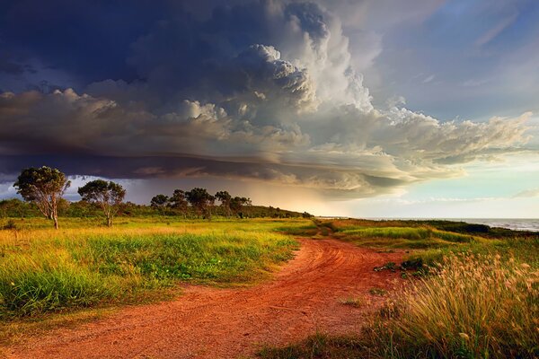 Wolken über Australien. Wolken durch Zyklon