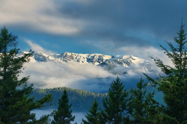 Schneebedeckte Bergkette in den Wolken