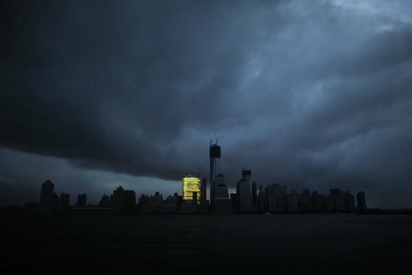 Nublado nueva York en la ciudad completa Apocalipsis con nubes
