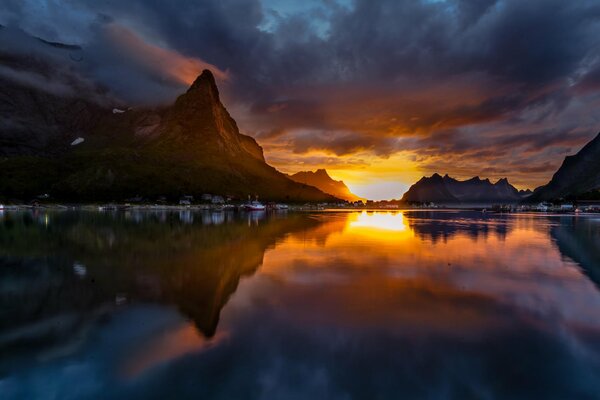 Tramonto serale e montagne che si riflettono nel lago