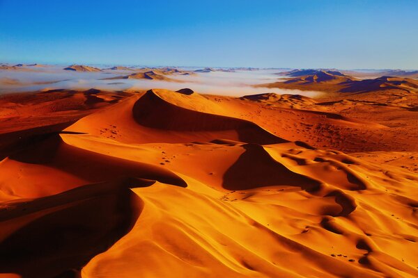 Dunes orange vif sur fond de ciel bleu