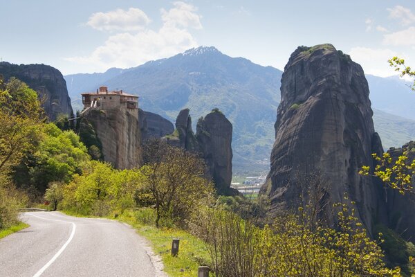 Autostraße durch die Meteore zum Haus an der Spitze