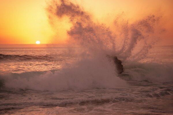 Sonnenaufgang am Meer. Spritzer von Wellen