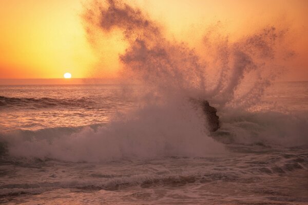 Dawn on the ocean. Splashes from the waves