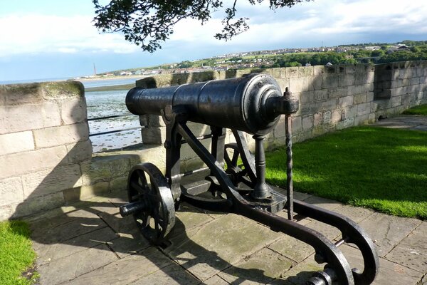 Canon dans le fort près de la côte de la mer