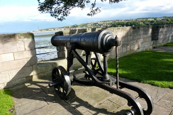 Cannone in un forte vicino alla costa del mare