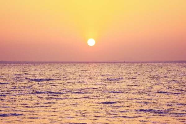 Piękny zachód słońca nad morzem