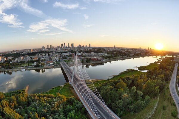 Brücke am Fluss mit Sonnenuntergang und Wald