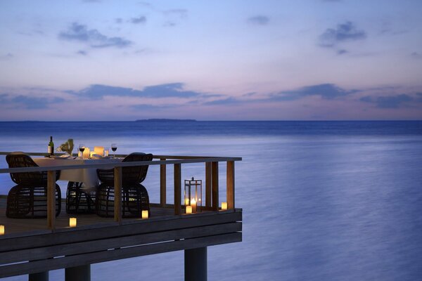 Romantisches Abendessen am Meer