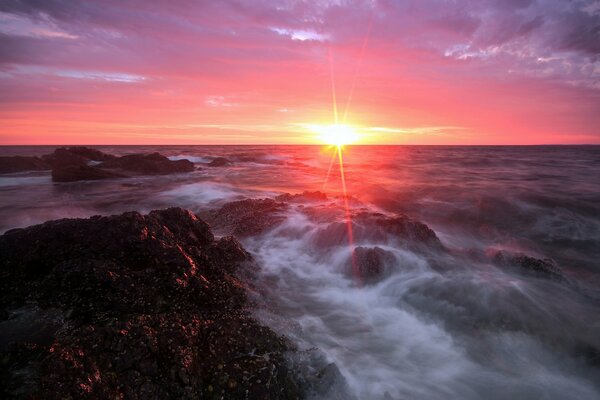 Amanecer soleado con olas de mar