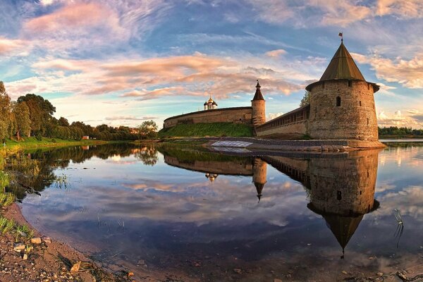 Les murs de l ancien temple se reflètent dans l eau