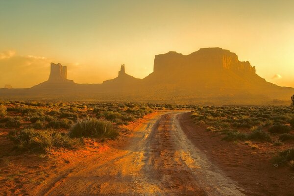 Camino al atardecer en el valle