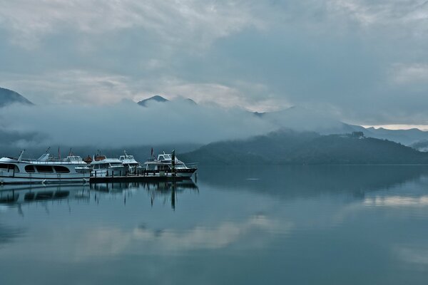 Quai des bateaux parmi les montagnes