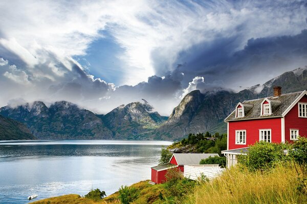 Домик в норвегии на берегу горного озера