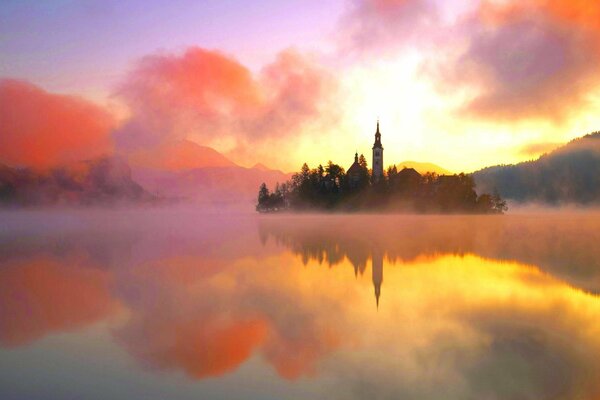 Château dans le brouillard, château sur l île, château au centre du lac sur l île