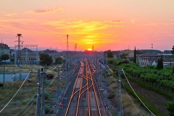 Der Sonnenuntergang schmückte die Autobahn in Rot