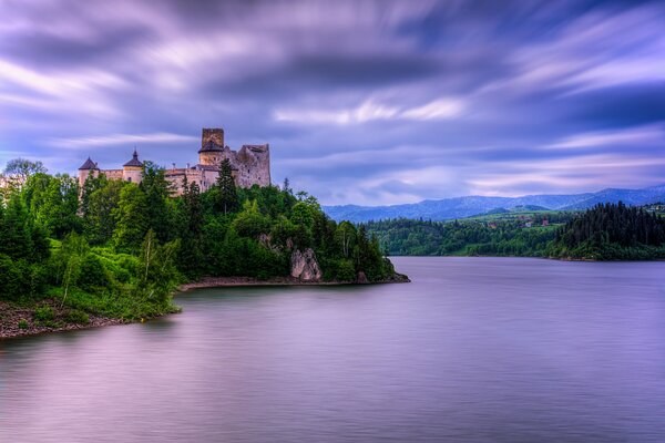 Hermoso castillo y nubes azules