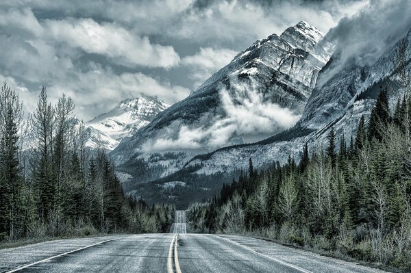 Parco Nazionale di Banff in Canada tra le alte montagne