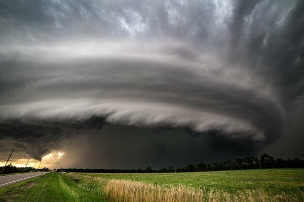 Vortex d orage sur le champ vert