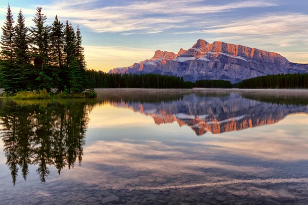 El hermoso lago Jack al atardecer