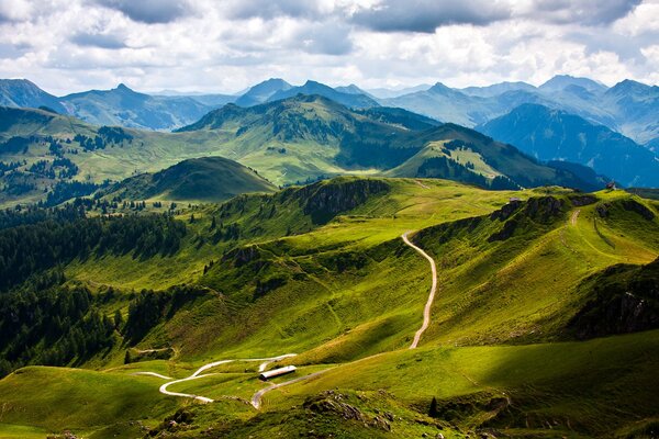 Paisaje de la carretera verde de montaña