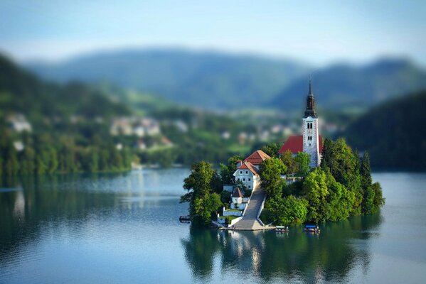 Misteriosa iglesia en Eslovenia en medio de los lagos