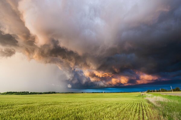 Dunkle Wolken über dem hellen Horizont